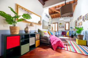 Downtown colourful flat close to the railway Florence